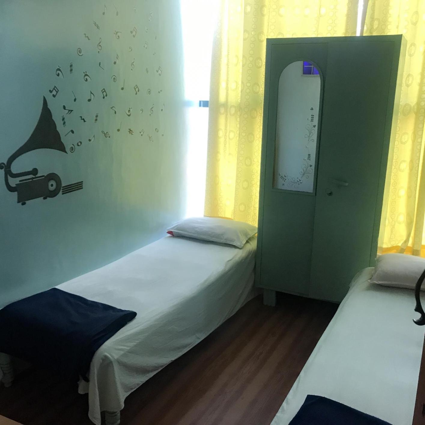 The Little Blue Window Hostel Бенґалуру Номер фото